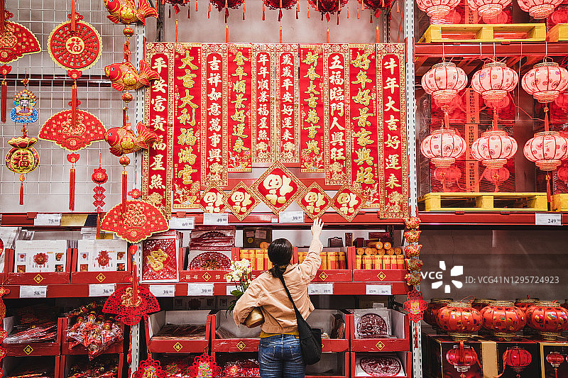 亚洲女性购买中国新年装饰图片素材