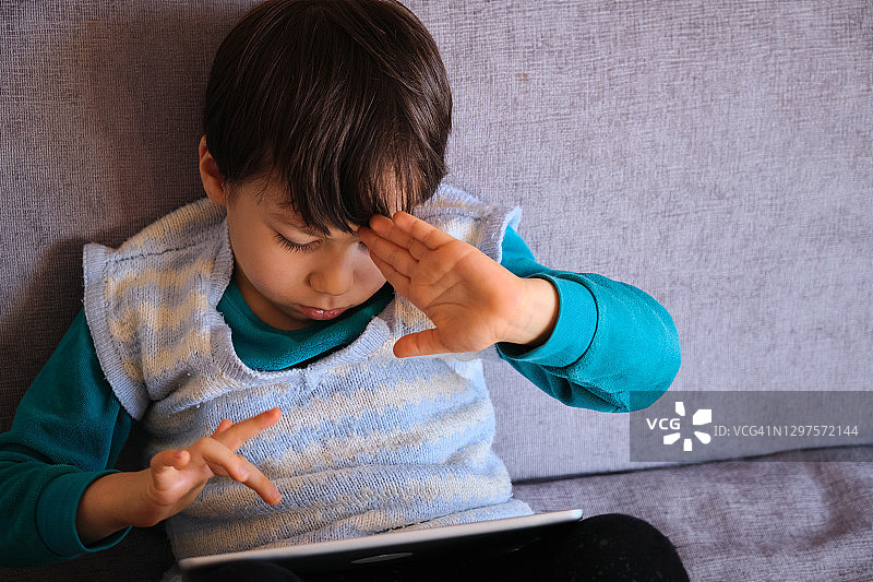 4-5岁的孩子在家里使用数字平板电脑图片素材
