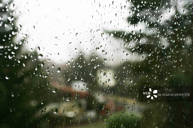 雨滴落在窗户上图片素材