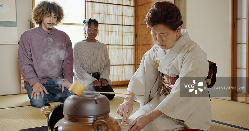 女主人在日本茶道中使用打蛋器图片素材