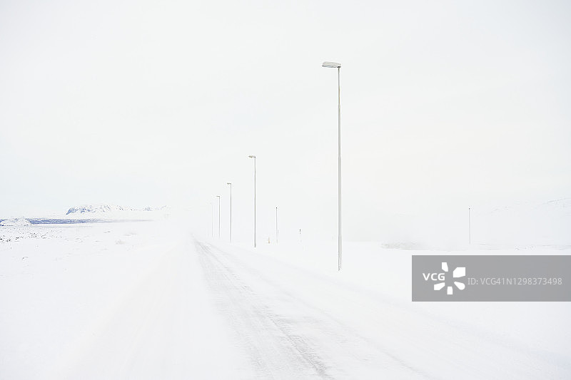 冬天的马路和路灯图片素材