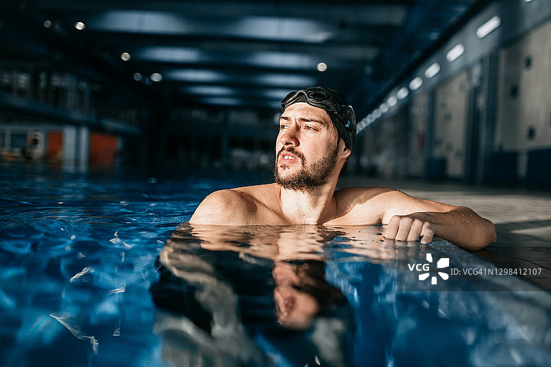 专业游泳运动员训练后放松图片素材