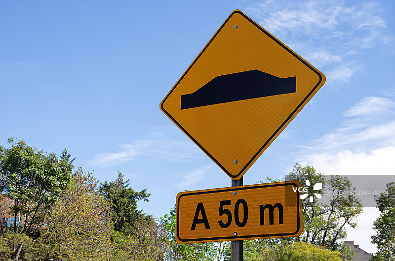 50米内的减速带道路警告标志图片素材