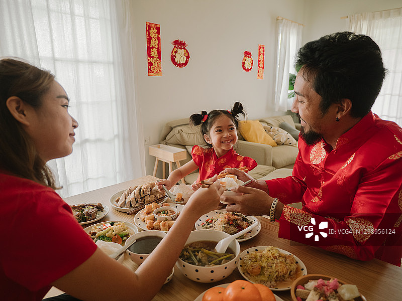 一家人在中国新年那天吃饭。图片素材