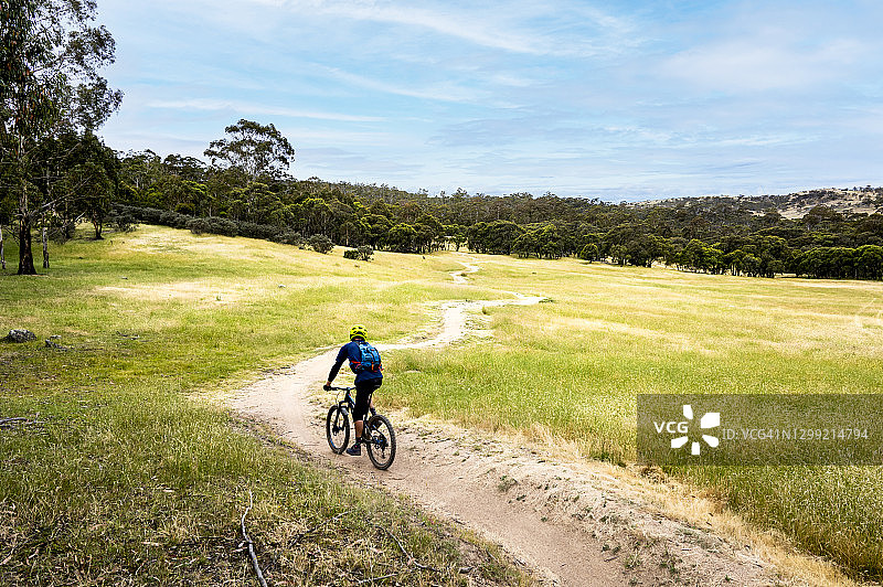 一名男子骑山地车穿过澳大利亚的斯雷博山谷小径图片素材