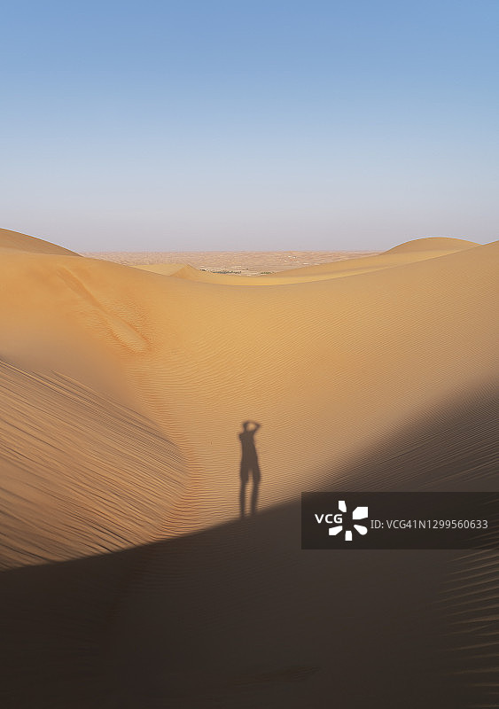 沙漠中人类的影子图片素材