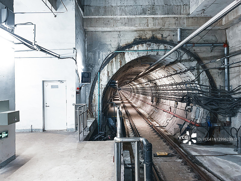 空荡荡的地铁隧道图片素材