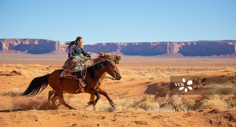 纳瓦霍兄弟在美国亚利桑那州骑马疾驰图片素材