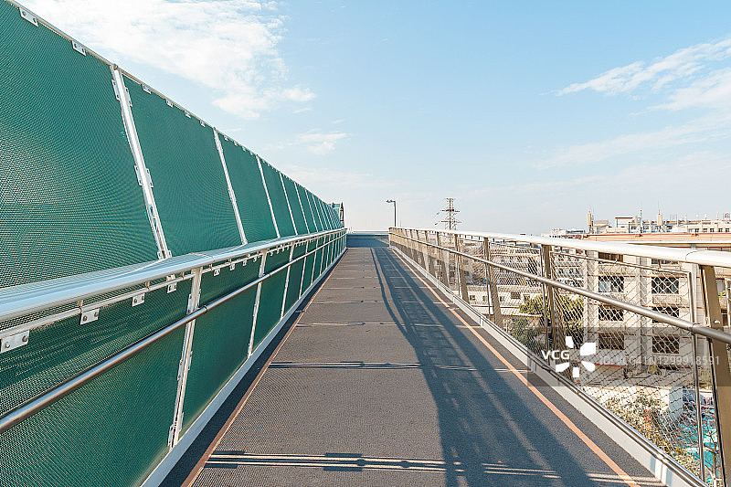 厦门市空立交桥金属栅栏和绿色吸声板的递减透视图片素材