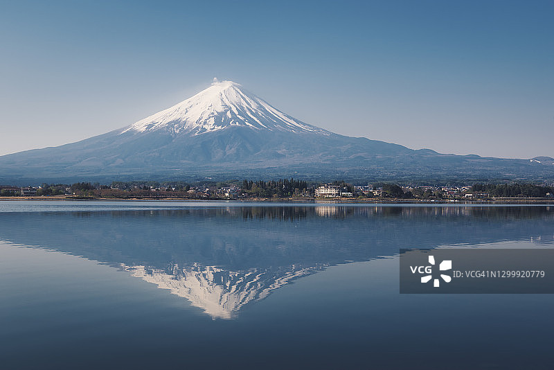 富士山映在川口湖中图片素材