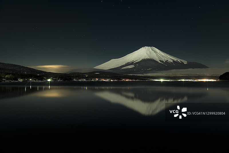 富士山映在夜晚的山中湖图片素材