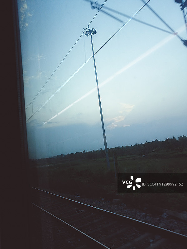 印度乡村-黄昏透过火车窗户图片素材
