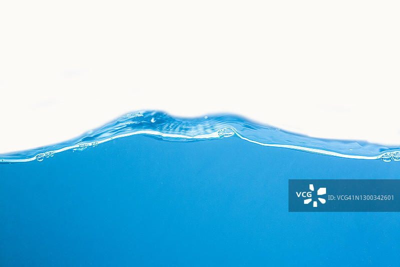 干净的蓝色海浪孤立在白色的背景图片素材