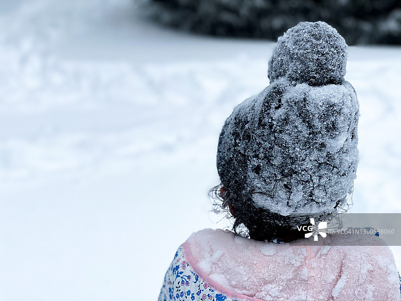 动手科学课在家里:好玩的混合种族幼童喜欢玩在一个冬天的暴风雪后的新鲜雪图片素材