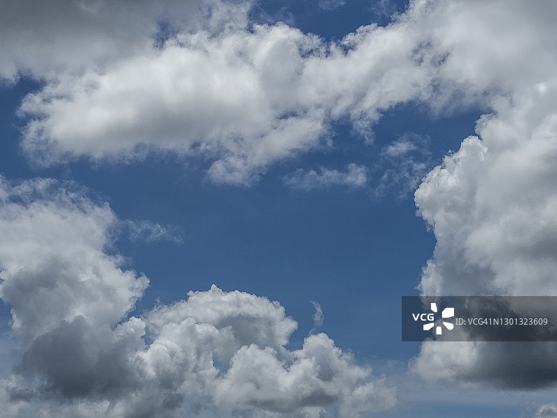 蓝色的天空背景与蓬松的云。仰望，天空，云彩-天空，云彩，没有人。空间背景副本。图片素材