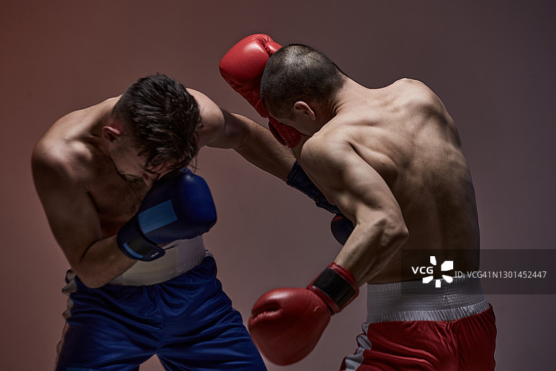 两名男子格斗，拳击手在搏斗中，击倒，武术，混合格斗的概念图片素材