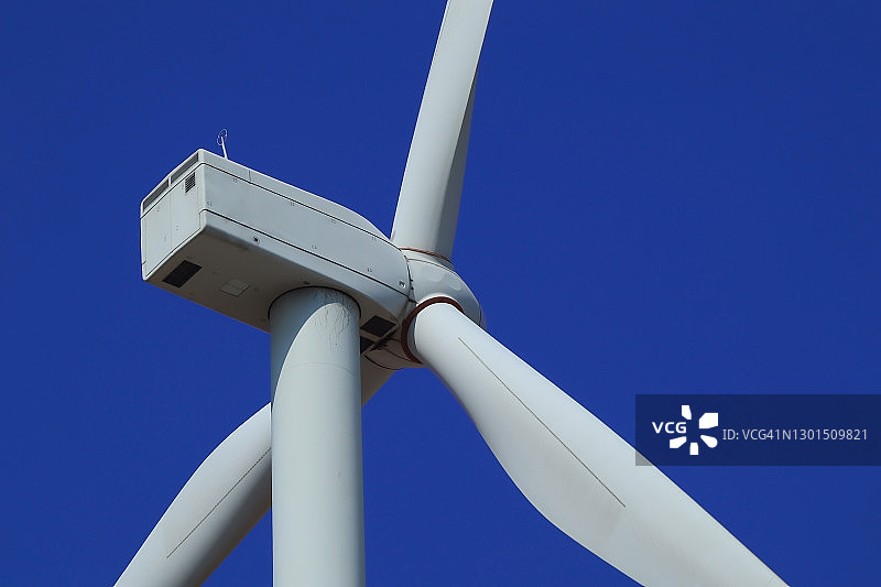 风力涡轮机发电，利用风能发电，以减少污染。图片素材