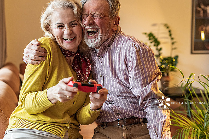 老夫妇在家里玩电子游戏图片素材
