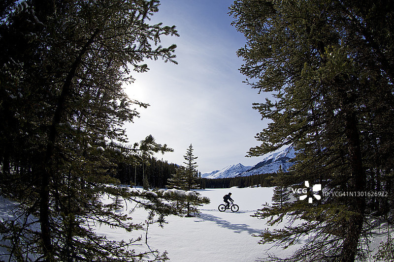 冬季肥胖自行车冒险图片素材
