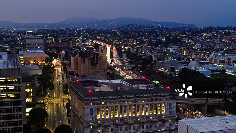 鸟瞰图圣母大教堂和101高速公路在市中心洛杉矶图片素材