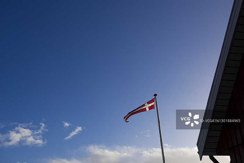 丹麦国旗对着蓝天图片素材