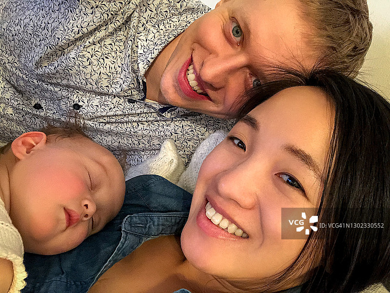 挪威奥斯陆一个幸福家庭的自拍图片素材