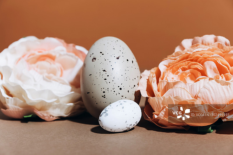 美丽的彩色粉笔和白色的复活节彩蛋在大花蕾的背景图片素材