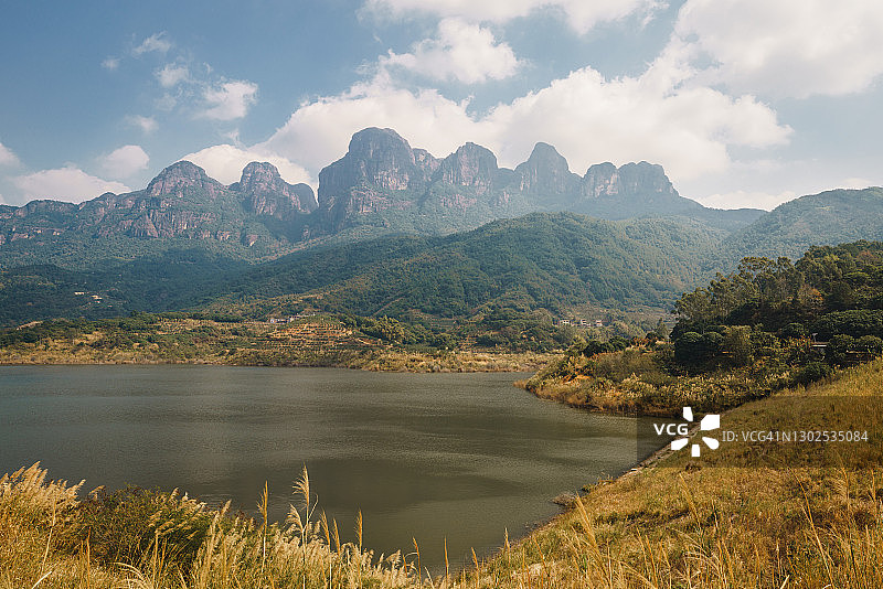前景有湖的山脉，中国福建漳州的灵通山图片素材