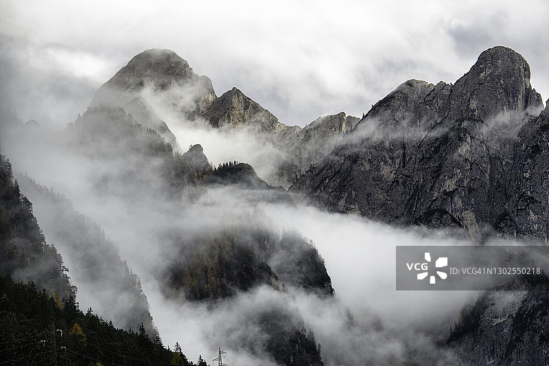 一层带雾的岩石山图片素材