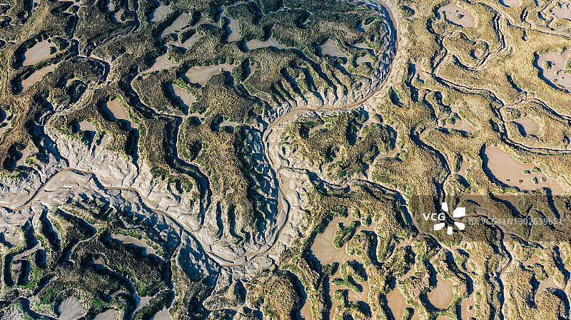 鸟瞰图的自然形状创造在泥滩在低潮在埃塞克斯，英国-股票照片图片素材