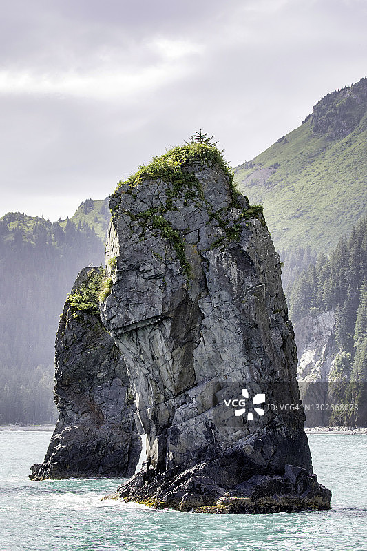 阿拉斯加基奈峡湾国家公园的戏剧性岩层图片素材