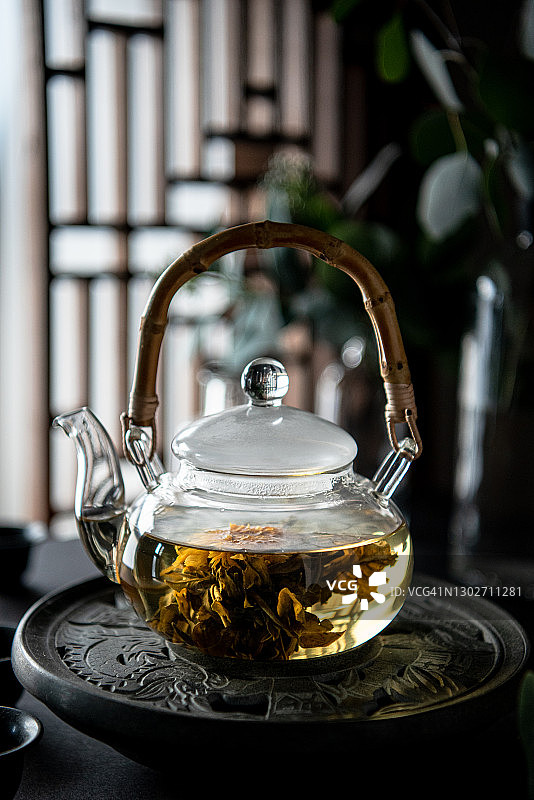 装花茶的玻璃茶壶图片素材