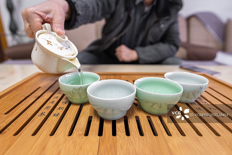 中国家庭用传统的茶具和五颜六色的茶杯在家泡茶图片素材