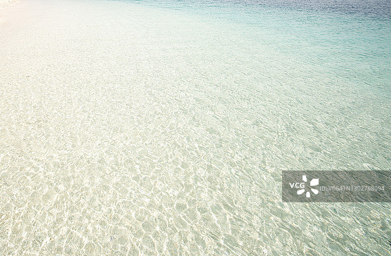 碧波荡漾在沙滩上图片素材