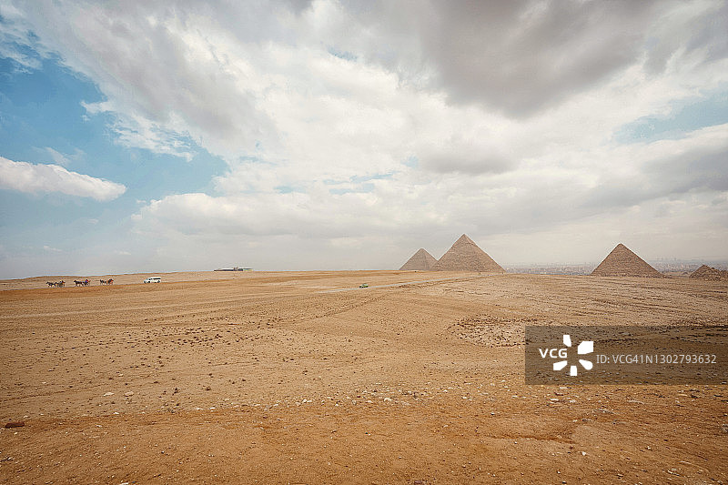 胡夫金字塔和空旷的广场，开罗，埃及。图片素材