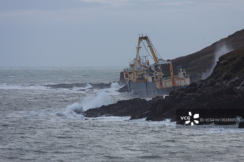 MV Alta幽灵沉船搁浅在爱尔兰的岩石海岸图片素材