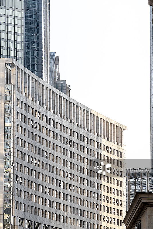 商业区内的现代金融建筑图片素材