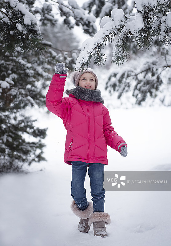 孩子在冬天。一个小女孩，在外面玩冬天。图片素材