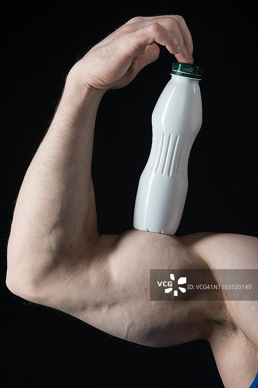 男性的手肌肉发达，男性有二头肌，三头肌，饮酒瓶图片素材
