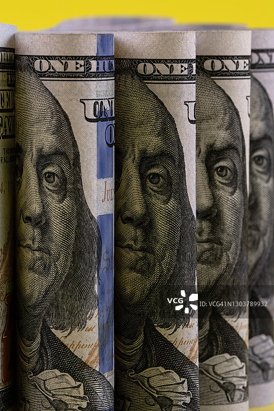 百元美钞的碎片，上面有本杰明·富兰克林的波普艺术肖像图片素材
