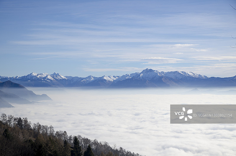 鸟瞰雪山与云景和天空在一个晴朗的日子图片素材