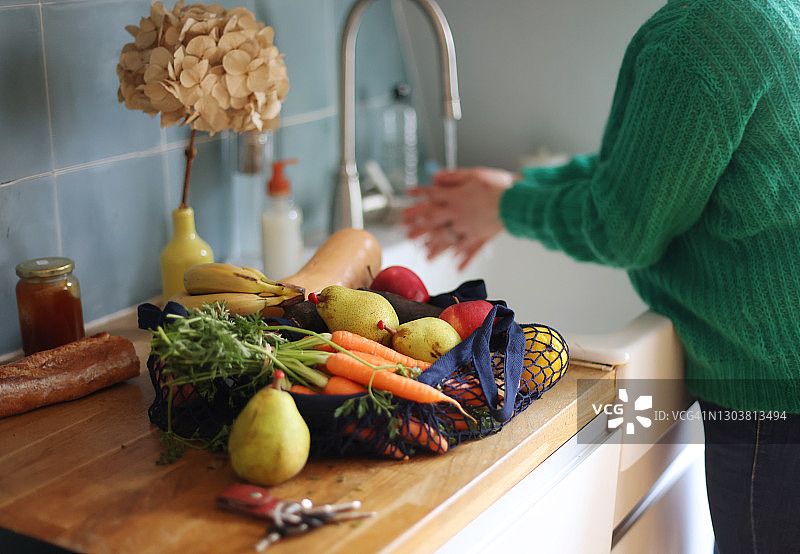 各种蔬菜和水果在一个环保购物袋图片素材