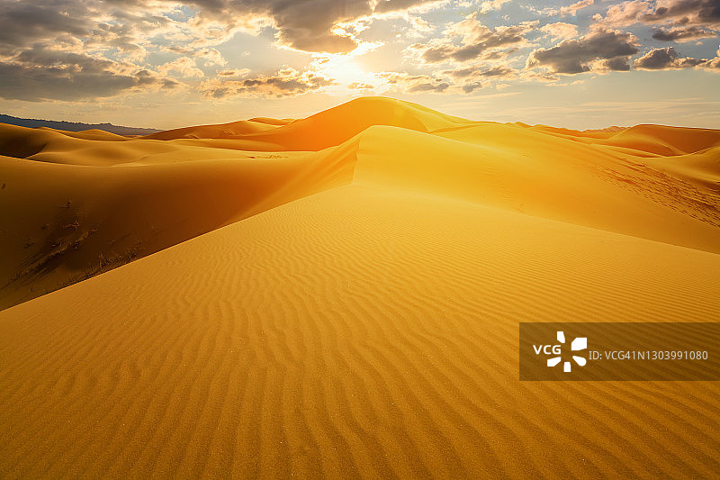 撒哈拉沙漠日落时的沙丘图片素材