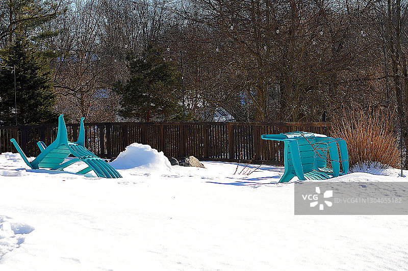 雪覆盖庭院后院图片素材