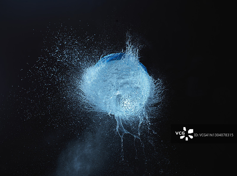 蓝色水球爆炸图片素材
