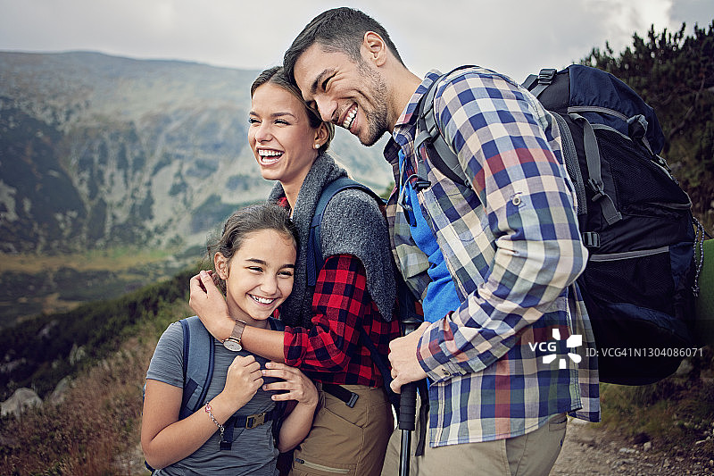 快乐的一家人在山上徒步旅行图片素材