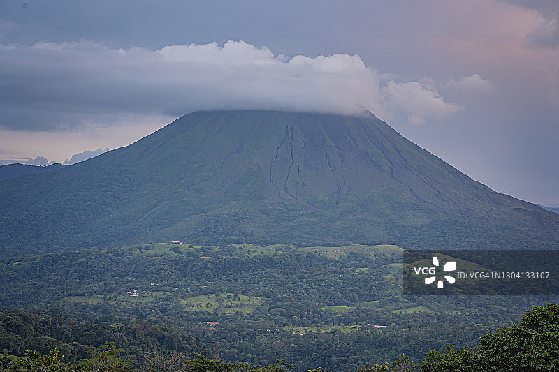火山周围有云。哥斯达黎加图片素材