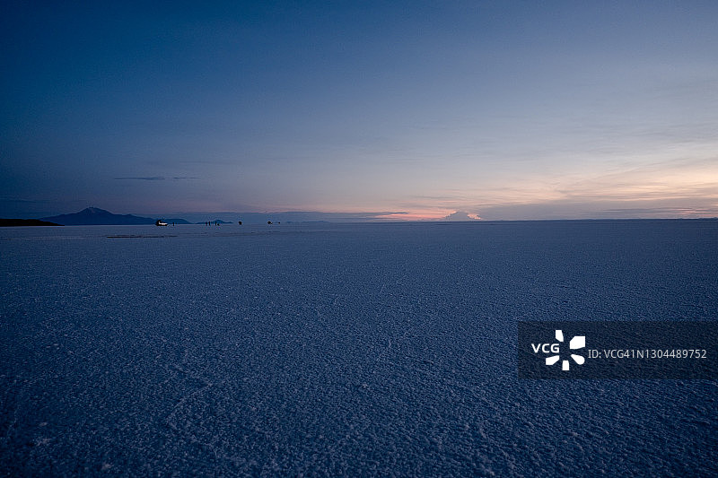 乌尤尼盐沼日出时的风景照片图片素材