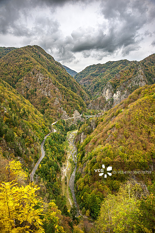 一个山谷，Transfăgărășean路，Argeș河和森林与树叶变化的颜色在秋天图片素材