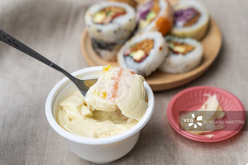 传统的日本料理，鸡蛋蒸饭和寿司图片素材